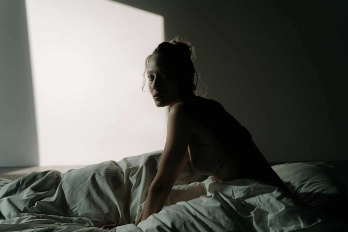 Soft light and shadows symbolizing the connection between body and emotional wellbeing